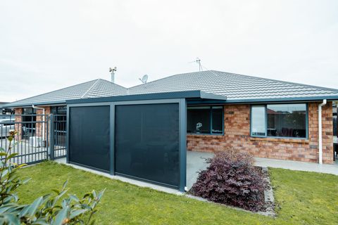 Elite canopy with black blinds